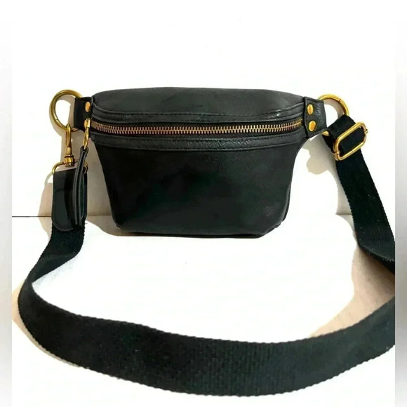 Universal thread black leather crossbody fancy bag - Picture 1 of 9